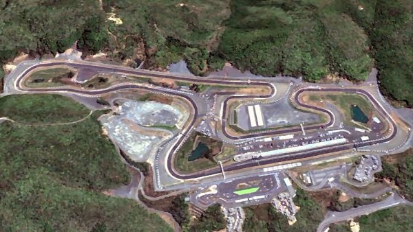 Nel cuore rurale del Giappone, la F1 trovò tecnica, caos e una corona mondiale: ma non tornò mai più.