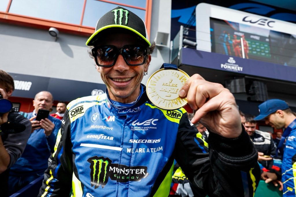 Valentino Rossi guarda al futuro con un sogno ancora vivo: approdare nella categoria Hypercar del WEC, nonostante un percorso ricco di ostacoli e incognite.