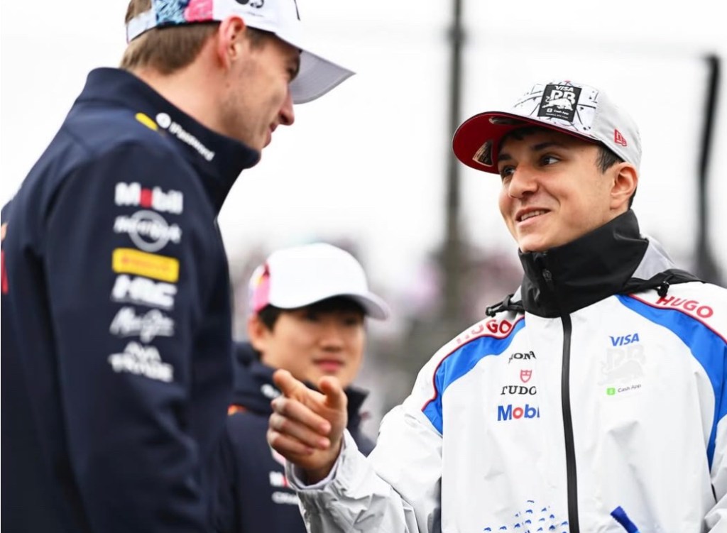 Isack Hadjar insieme a Verstappen prima dell'inizio del GP del Giappone.