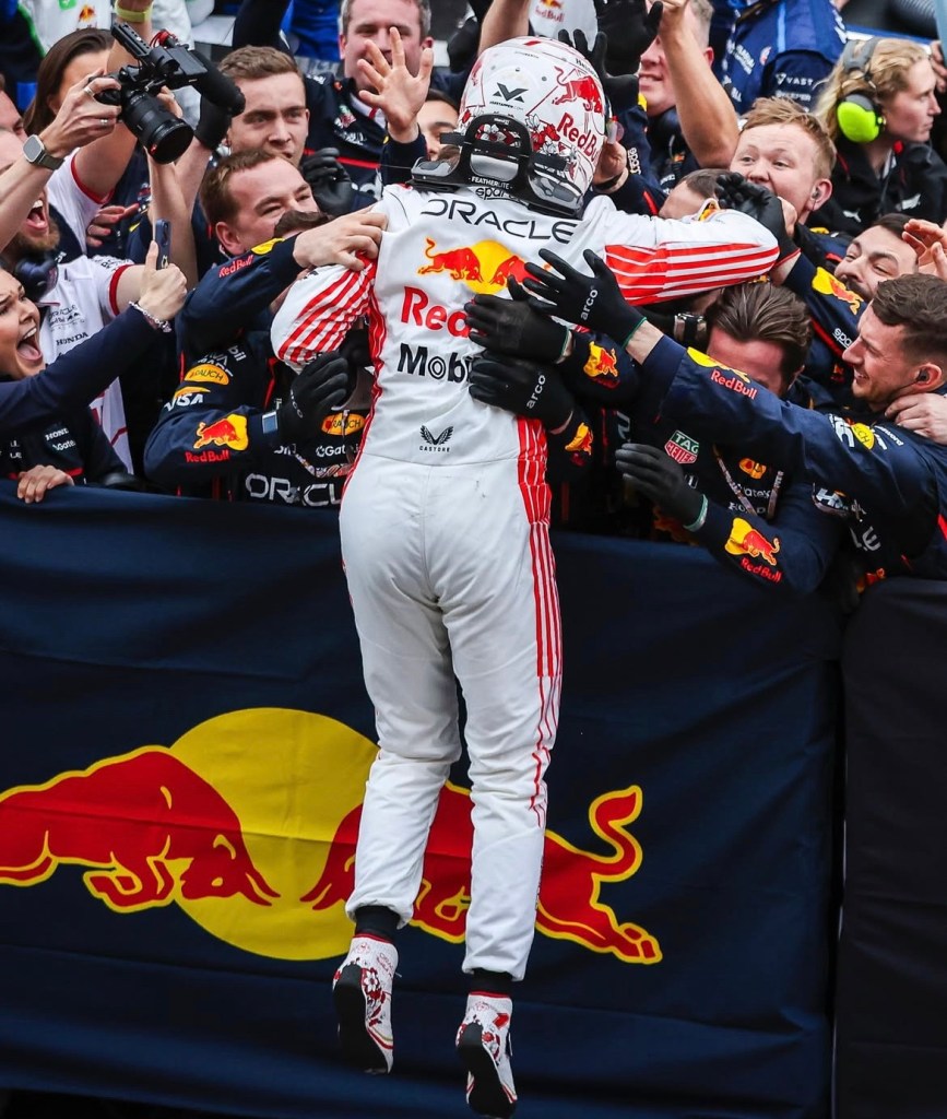 Max Verstappen esulta pe la vittoria in Giappone.