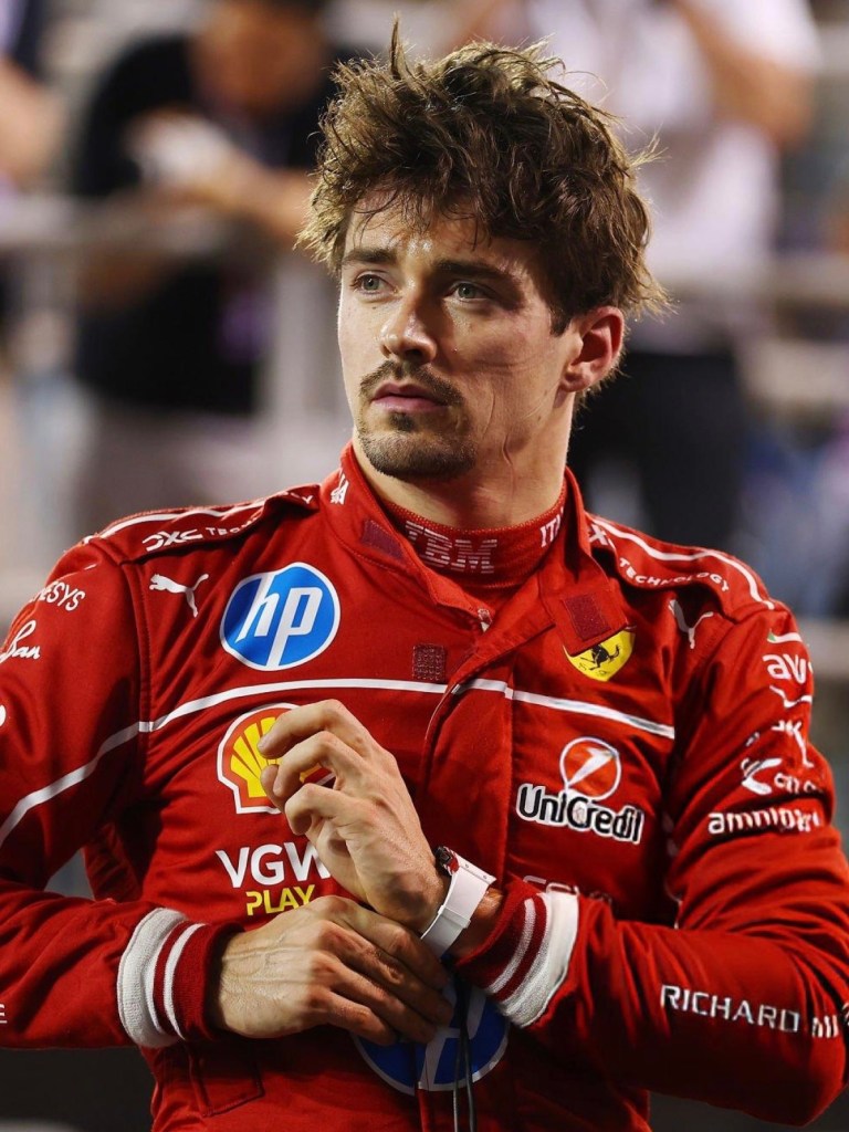 Durante il Gran Premio del Bahrain, l’attenzione dei commissari si è inizialmente concentrata su George Russell, finito sotto investigazione per aver attivato il DRS in un momento non consentito. Tuttavia, una dinamica simile ha riguardato anche Charles Leclerc.