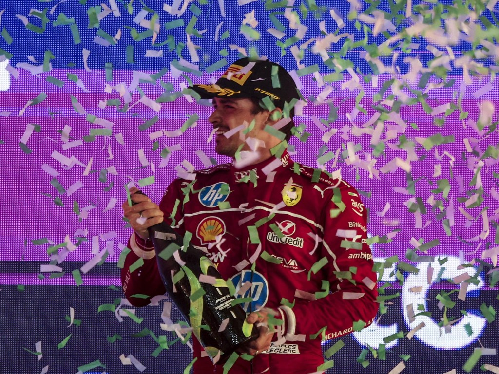 Charles Leclerc che festeggia sul podio del GP dell'Arabia Saudita