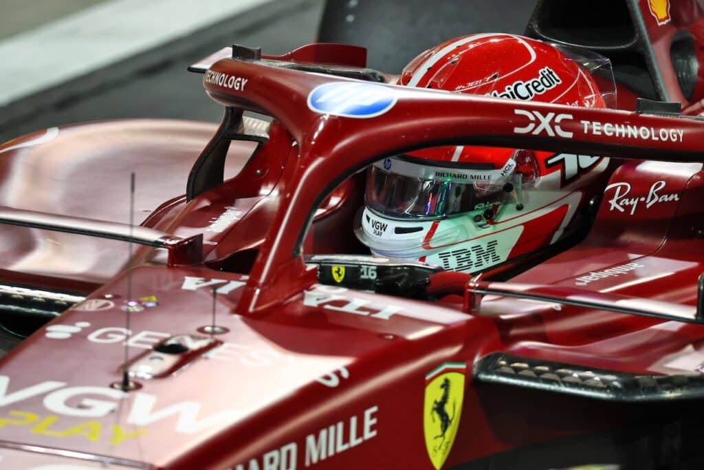 La prestazione in gara della SF-25 è sorprendentemente positiva, nonostante la safety car giochi a sfavore di Vasseur e i suoi. Finalmente, per la prima volta in stagione, vediamo una Ferrari duellare con una Mclaren.