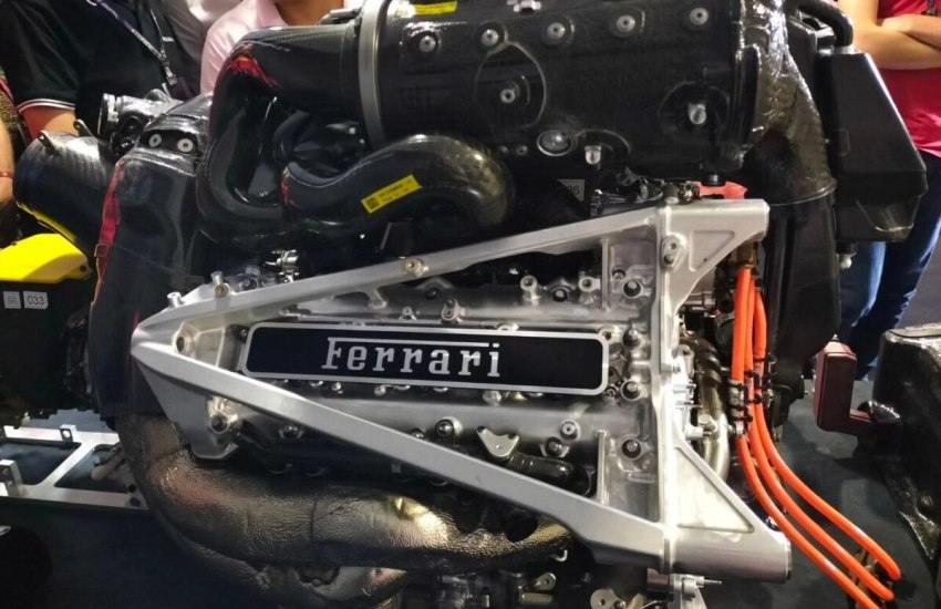 La Commissione conferma le regole motore per il 2026: nessuna modifica all'energy split, ma resta uno spiraglio. E dalla Germania indicano Ferrari e Red Bull in difficoltà...