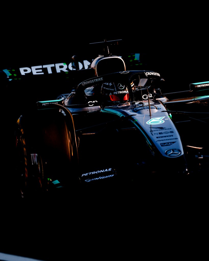 I primi appuntamenti del campionato hanno delineato uno scenario in cui la McLaren emerge come assoluta protagonista. Questo grazie non solo alle proprie prestazioni, ma anche alle difficoltà incontrate da Ferrari e Red Bull. Tuttavia, tra le squadre che stanno impressionando in positivo c'è anche la Mercedes, che sembra aver lasciato alle spalle le incertezze della scorsa stagione.