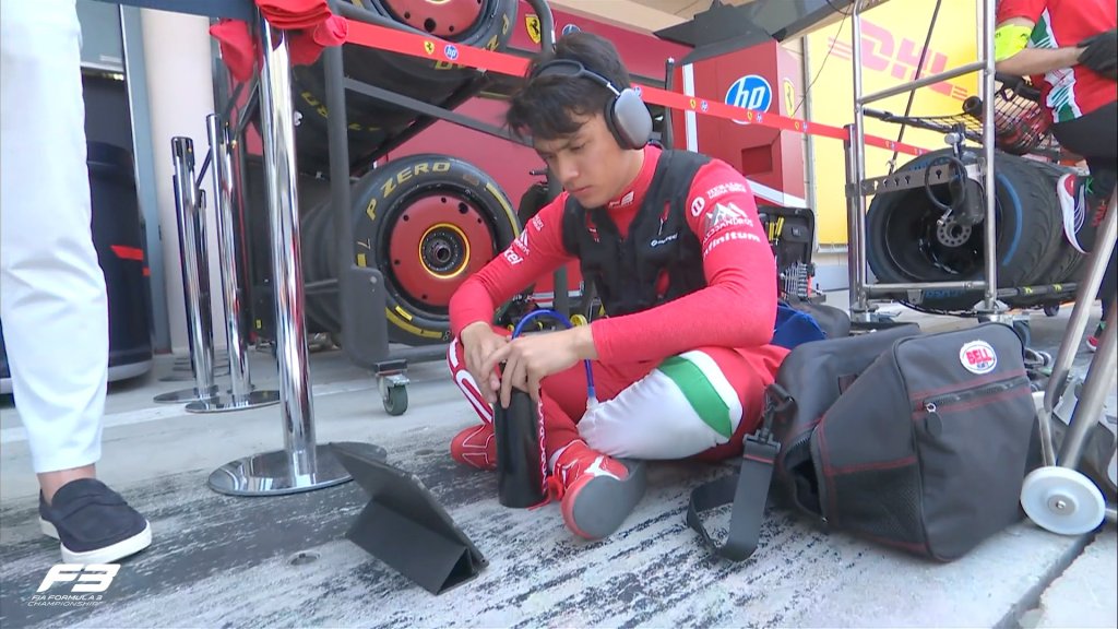 Rafael Camara - pilota Trident della Ferrari Driver Academy - chiude in testa l'unica sessione di prove libere di F3 in Bahrain. Alle sue spalle seguono Tsolov e Taponen. In difficoltà gli italiani.