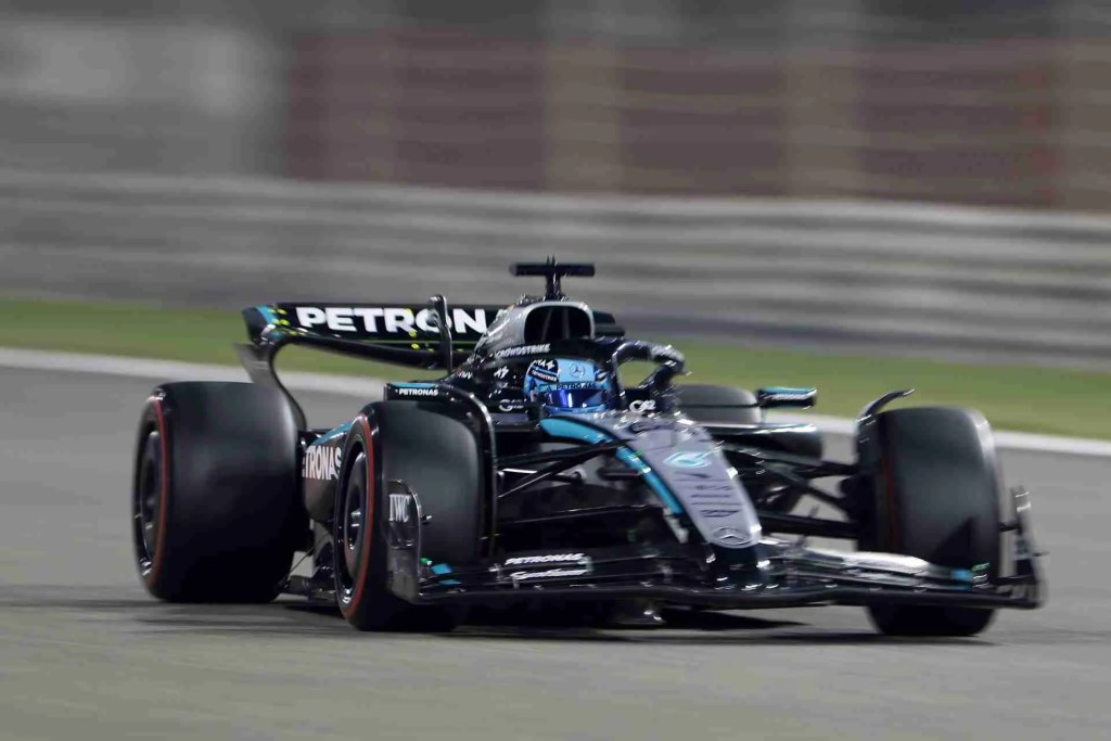 Tutti gli occhi sono puntati sulle performance della Mercedes W16, una monoposto che sembra disegnata su misura per i punti di forza del tracciato saudita.
