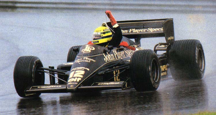 Sabato, in occasione della sfida contro il Braga, l’Estoril Praia scenderà in campo con un quarto kit speciale, creato per celebrare i 40 anni dalla prima vittoria in Formula 1 di Ayrton Senna, avvenuta proprio sul circuito dell’Estoril il 21 aprile 1985.
