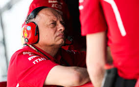 La qualifica del Gran Premio del Bahrain ha mostrato due volti distinti in casa Ferrari. Da un lato Charles Leclerc, capace di piazzare la SF-25 al terzo posto in griglia dietro a Piastri e Russell, confermandosi competitivo in un weekend complicato per molti. Dall’altro, Lewis Hamilton ha faticato più del previsto, chiudendo solo ottavo, nonostante un inizio di qualifica in linea con il ritmo del compagno di squadra.