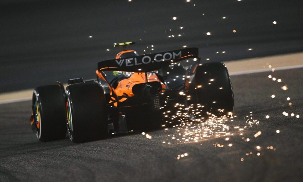 Lando Norris é la grande delusione delle qualifiche in Bahrain. Il pilota della McLaren chiude solo sesto, mentre il suo compagno di squadra é in Pole.