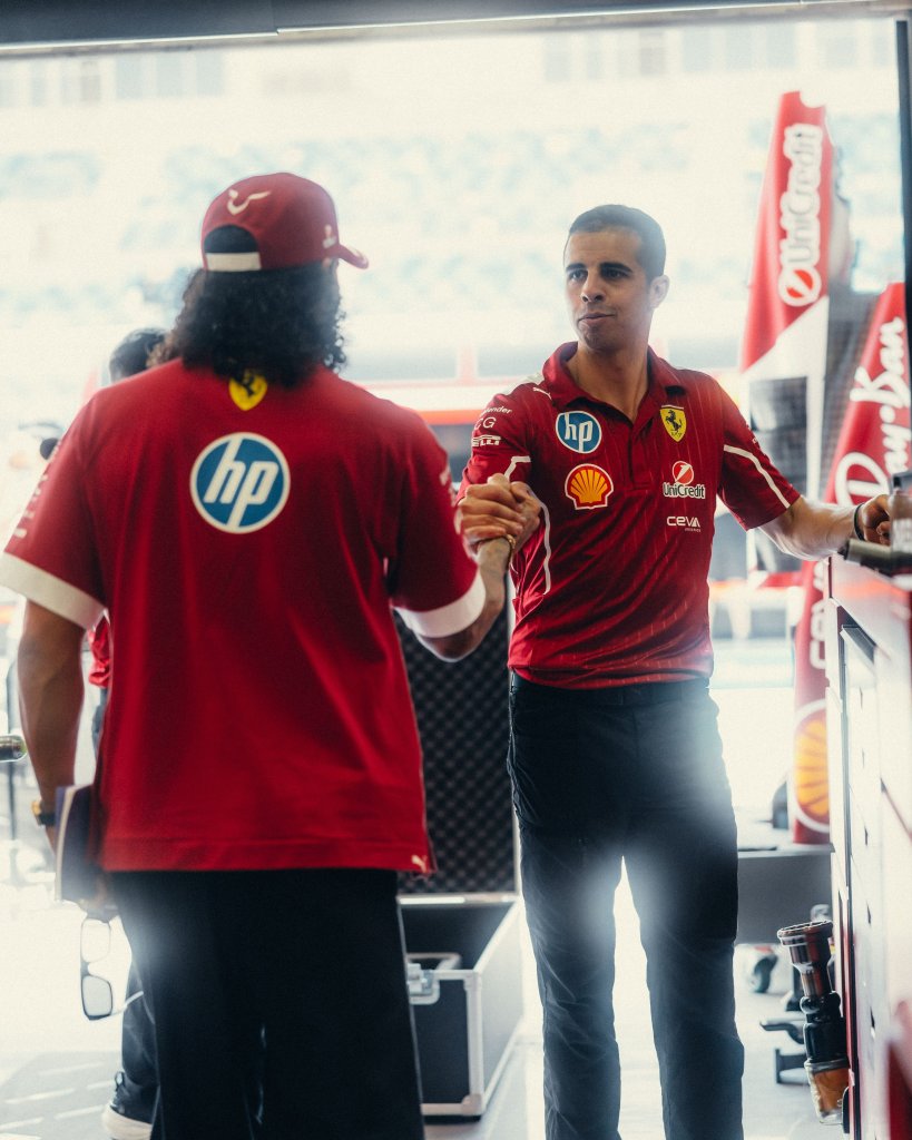 Lewis Hamilton ha confermato durante il media day in Bahrain che la Ferrari introdurrà i primi aggiornamenti stagionali proprio sul tracciato di Sakhir