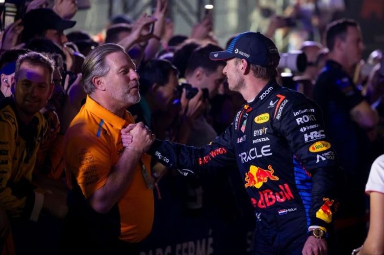 L’olandese criticato per aver abbandonato il podio senza celebrare con Piastri e Leclerc. Per Herbert quello di Verstappen è un atteggiamento da campione “poco professionale”.