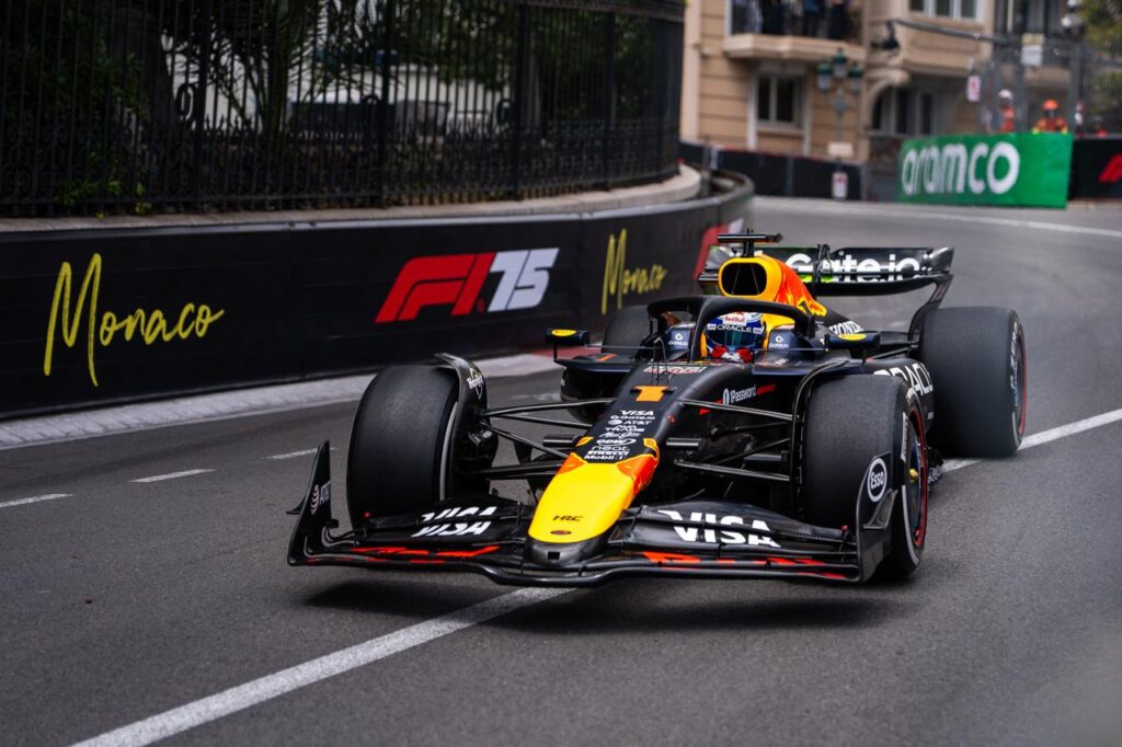 Il Gran Premio di Monaco continua a far discutere, anche dopo l’introduzione della nuova regola sulle due soste obbligatorie. Tra i più critici – in chiave ironica – c’è Max Verstappen, che non ha risparmiato una battuta tagliente sul risultato del weekend: "Magari l’anno prossimo facciamo quattro soste?"