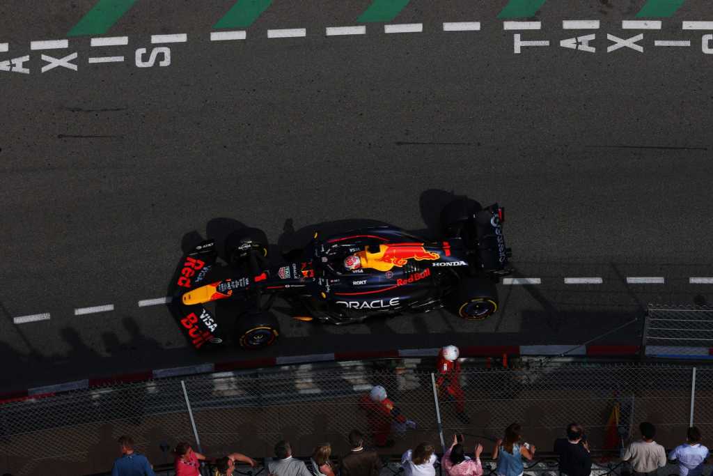 Il Gran Premio di Monaco continua a far discutere, anche dopo l’introduzione della nuova regola sulle due soste obbligatorie. Tra i più critici – in chiave ironica – c’è Max Verstappen, che non ha risparmiato una battuta tagliente sul risultato del weekend: "Magari l’anno prossimo facciamo quattro soste?"