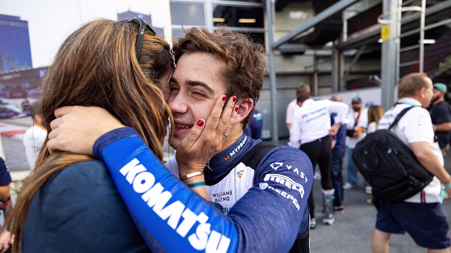 Colapinto ha pubblicato un video sui suoi canali social in cui esprime quali sono gli obiettivi che vuole realizzare nel suo ritorno in F1. L'argentino ha riservato anche un appello al suo Paese: vuole restituire loro la gioia delle corse.