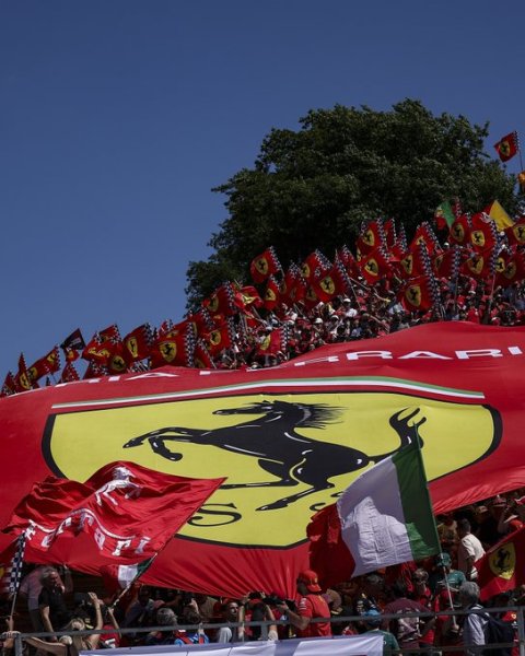 Non facciamoci "ingannare" dalla rimonta della Ferrari in gara. Imola è stato un weekend indegno, come tutti i precedenti. Chi deve metterci la faccia è bene che inizi a farlo, chiedendo scusa ai tifosi e chiarendo come stanno davvero le cose, una volta per tutte.