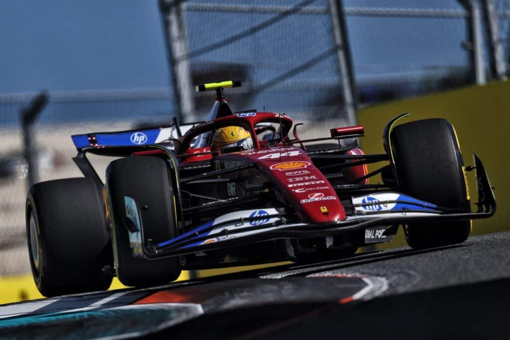 Otmar Szafnauer è convinto: “Hamilton sta imparando in fretta e diventerà sempre più competitivo”. Il sette volte iridato fatica ad adattarsi al mondo Ferrari, ma ha già mostrato segnali di crescita importanti.