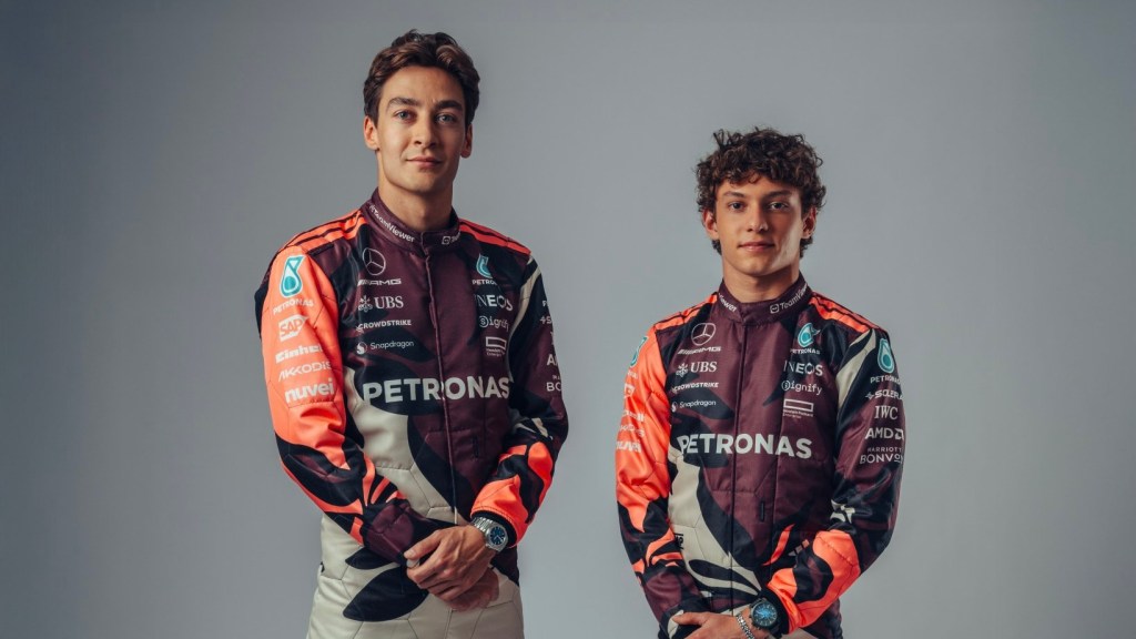 George Russell e Andrea Kimi Antonelli nelle tute speciale presentate da Mercedes per il GP di Miami