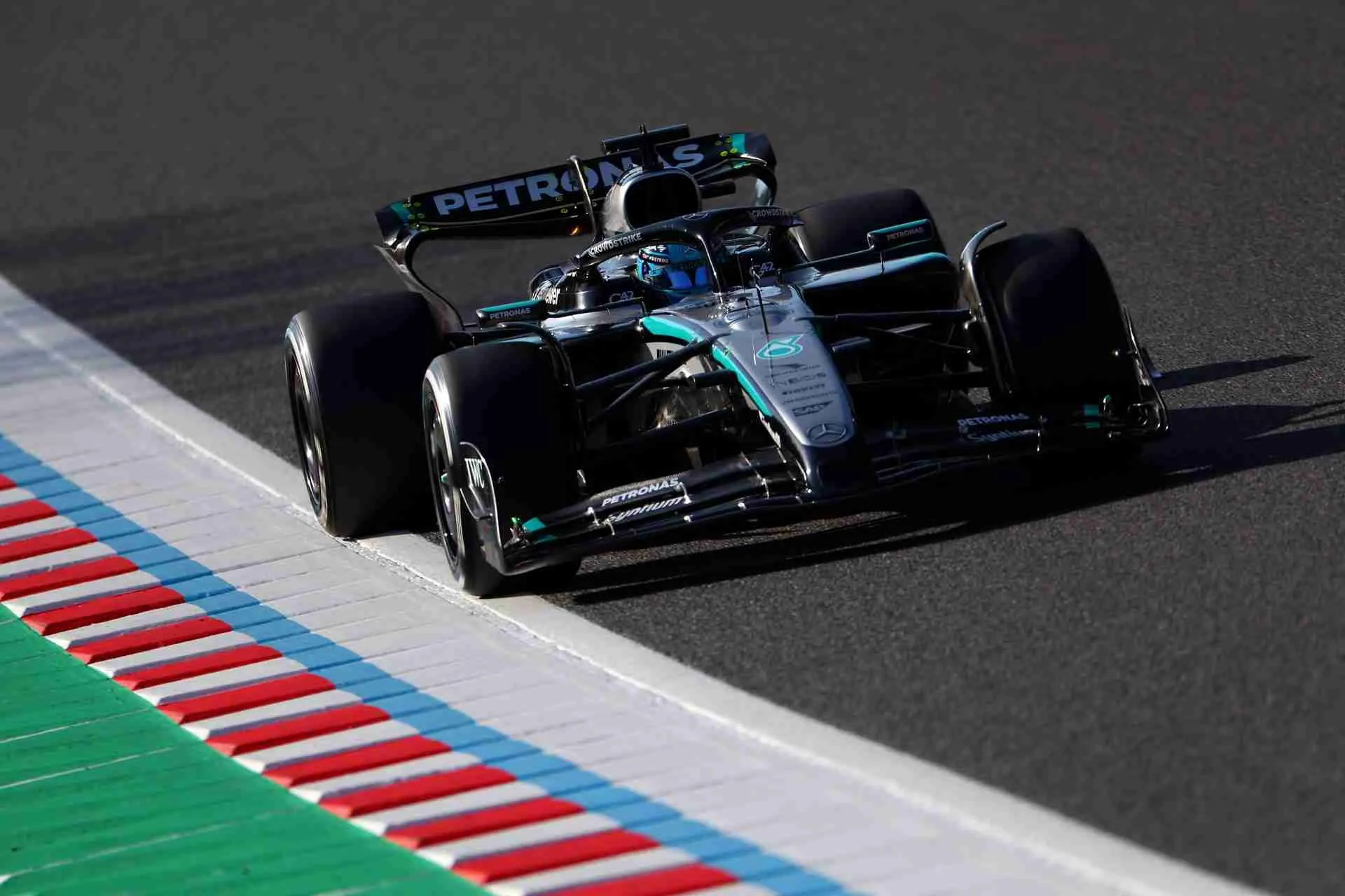 Il tracciato americano è indigesto a Russell, in qualsiasi condizione di pista. Mentre il compagno Antonelli sembra poter lottare per qualcosa di realmente importante, l'inglese è impegnato a remare contro la sua W16.