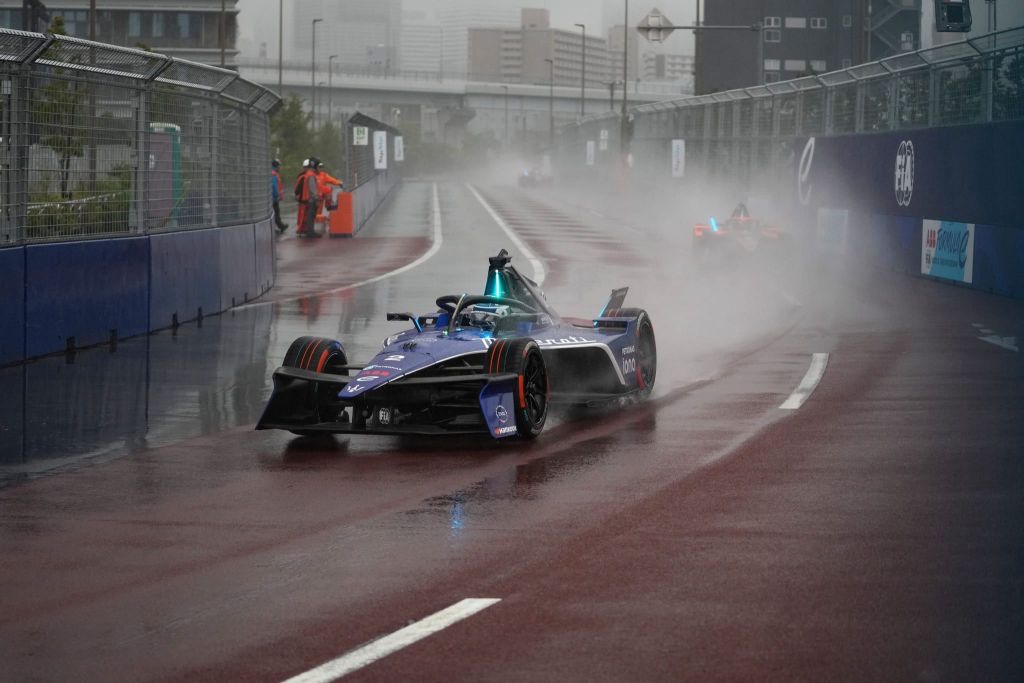 Oliver Rowland continua ad allungare in classifica dopo l'ennesima vittoria, conquistata in Gara-2 a Tokyo. Sorridono Ticktum e Vandoorne, che portano a casa punti importanti.