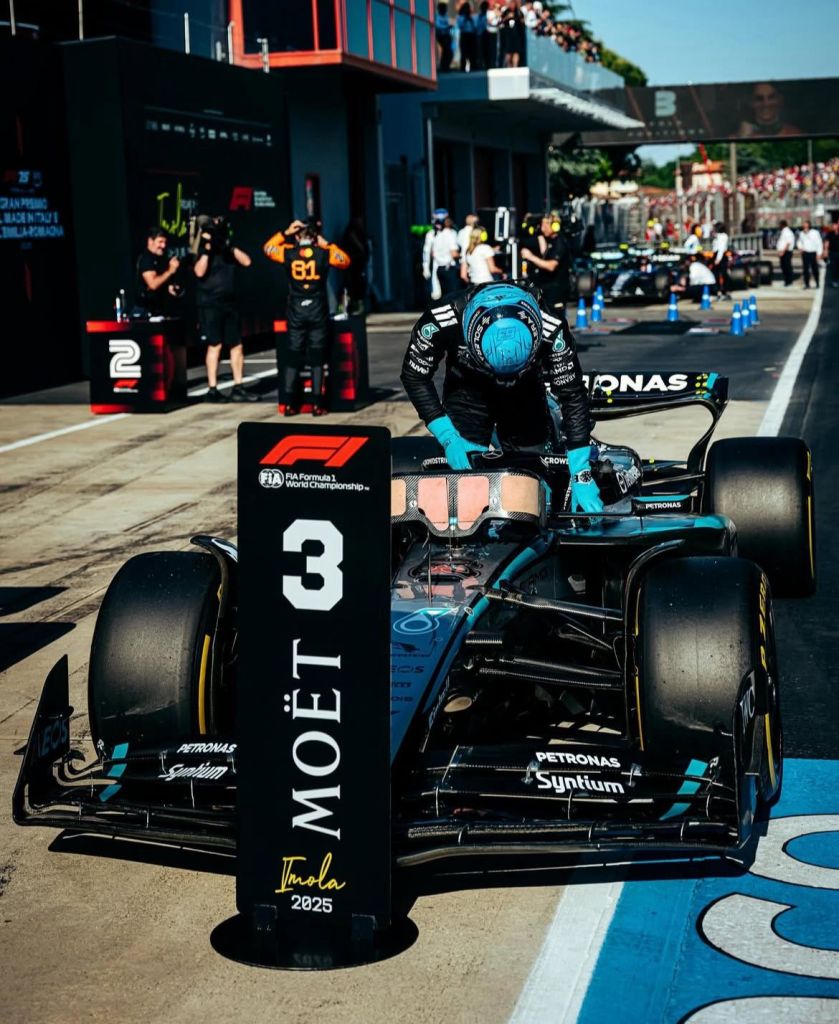 Il weekend di Imola non è andato come sperato per i piloti Mercedes. La monoposto non è riuscita a esprimere il suo potenziale, lasciando George Russell e Kimi Antonelli fuori dalla lotta per le posizioni di vertice. Ma il britannico guarda già avanti, con l’entusiasmo di chi sa che in Formula 1 ogni gara rappresenta una nuova opportunità.