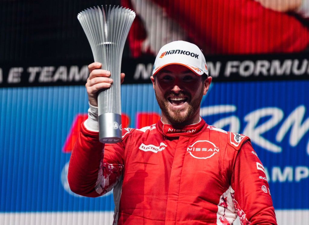 Oliver Rowland continua ad allungare in classifica dopo l'ennesima vittoria, conquistata in Gara-2 a Tokyo. Sorridono Ticktum e Vandoorne, che portano a casa punti importanti.