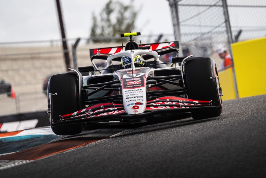 Oliver Bearman si prepara ad affrontare per la prima volta il Gran Premio di Silverstone da pilota titolare in Formula 1. Il giovane britannico della Haas vivrà un fine settimana ricco di emozioni, in un circuito che conosce bene e che rappresenta molto per lui.