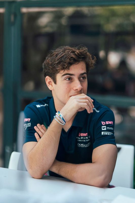 Franco Colapinto, è pronta a fare il suo attesissimo ritorno in griglia: il pilota entrerà ufficialmente a far parte del team BWT Alpine F1 come titolare a tempo pieno a partire dal Gran Premio dell’Emilia-Romagna a Imola.