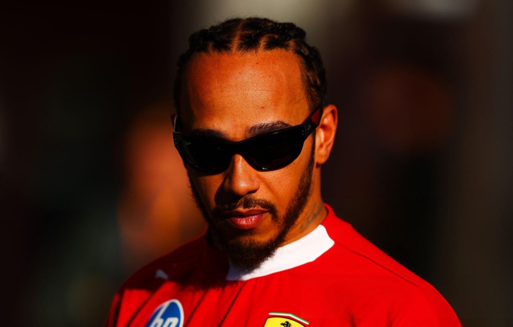 Nel venerdì di prove libere del Gran Premio di Spagna, le dichiarazioni di Lewis Hamilton hanno fatto discutere: "La macchina è inguidabile", ha detto via radio dopo l’undicesimo tempo in FP1. Ma il team principal della Ferrari, Frédéric Vasseur, ha smorzato i toni: “I suoi commenti sono stati un po’ estremi”, ha spiegato ai microfoni di Sky.