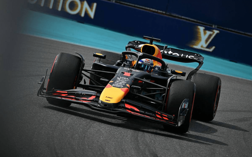 Max Verstappen è diventato padre per la prima volta, ma non ha alcuna intenzione di lasciarsi distrarre dal nuovo ruolo familiare. Il pilota olandese ha definito “assurda” l’idea che la nascita della figlia Lily possa in qualche modo influenzare il suo rendimento in pista.