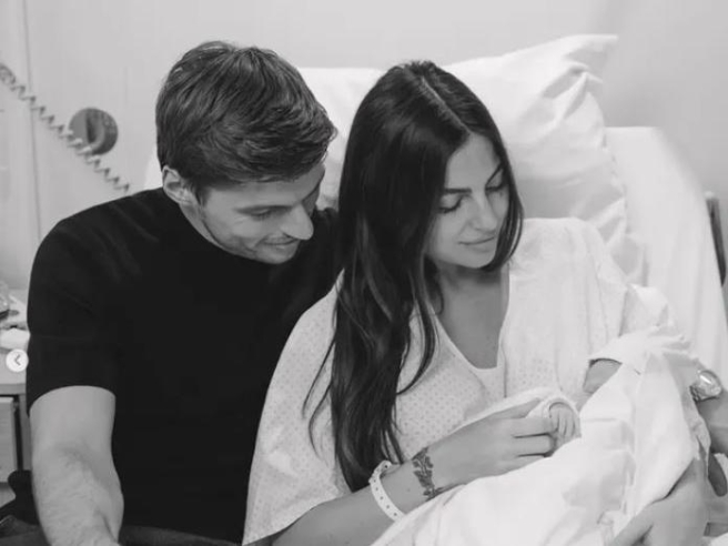 Max Verstappen è diventato padre per la prima volta, ma non ha alcuna intenzione di lasciarsi distrarre dal nuovo ruolo familiare. Il pilota olandese ha definito “assurda” l’idea che la nascita della figlia Lily possa in qualche modo influenzare il suo rendimento in pista.