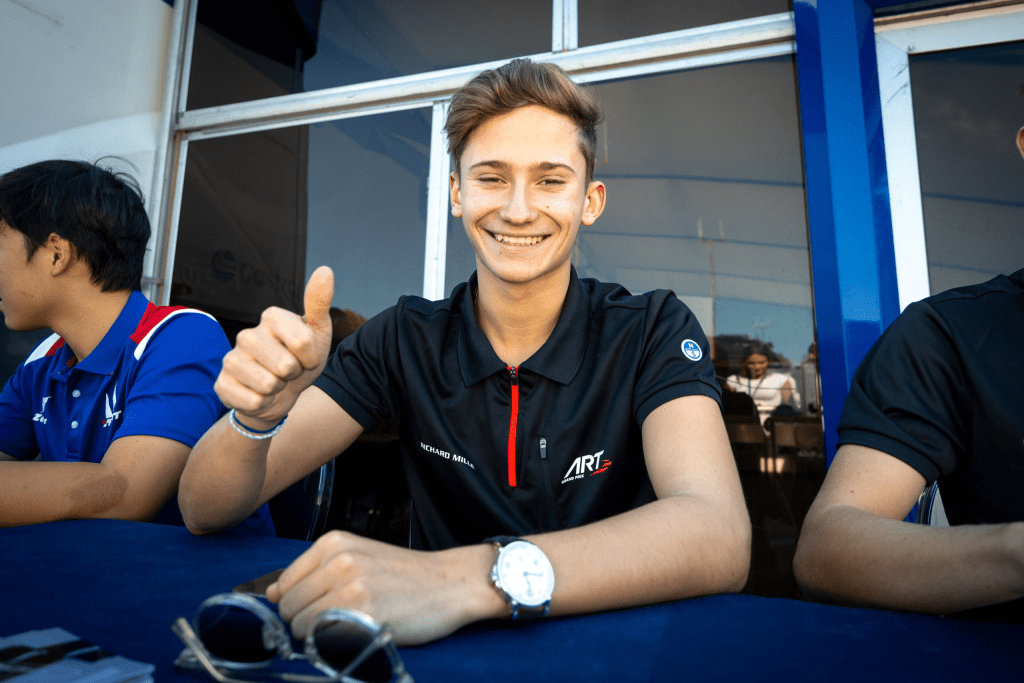 Evan Giltaire conquista una convincente vittoria in Gara-2 del campionato FRECA a Misano, precedendo sul traguardo Freddie Slater e Matteo De Palo. Con questo successo, il pilota francese balza al comando della classifica generale, confermandosi uno dei protagonisti assoluti di questa prima parte di stagione.
