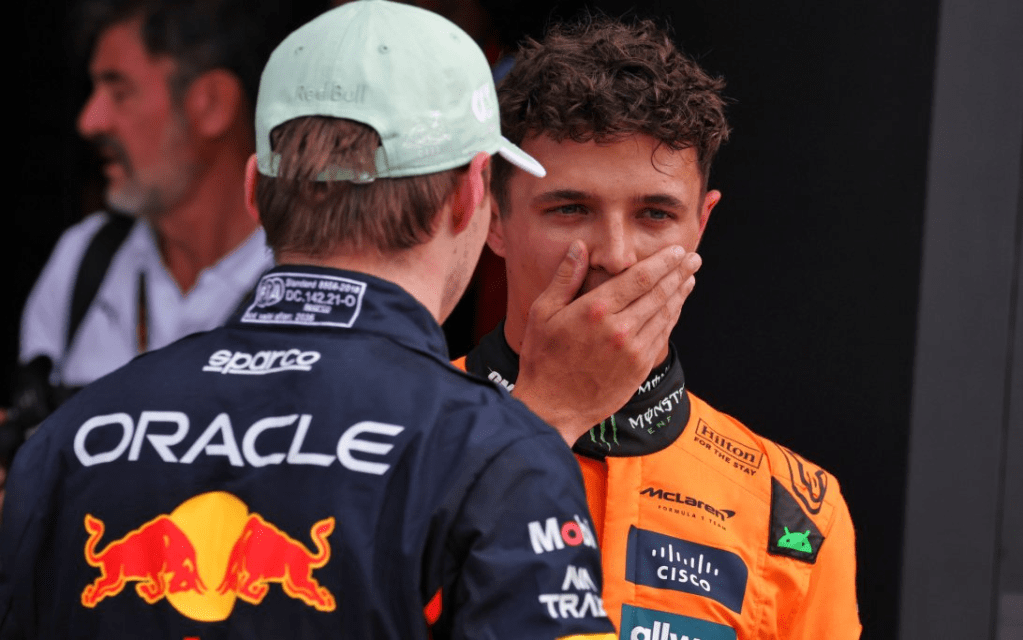 Il Gran Premio di Miami ha consegnato alla McLaren una giornata da incorniciare, ma non senza scintille in pista. Protagonisti di un acceso duello, Lando Norris e Max Verstappen hanno regalato spettacolo e polemiche. Al termine della corsa, Norris non ha usato mezzi termini per giudicare l’atteggiamento in pista del campione olandese: "Ha rovinato la sua gara da solo. Non stava correndo in modo molto intelligente."