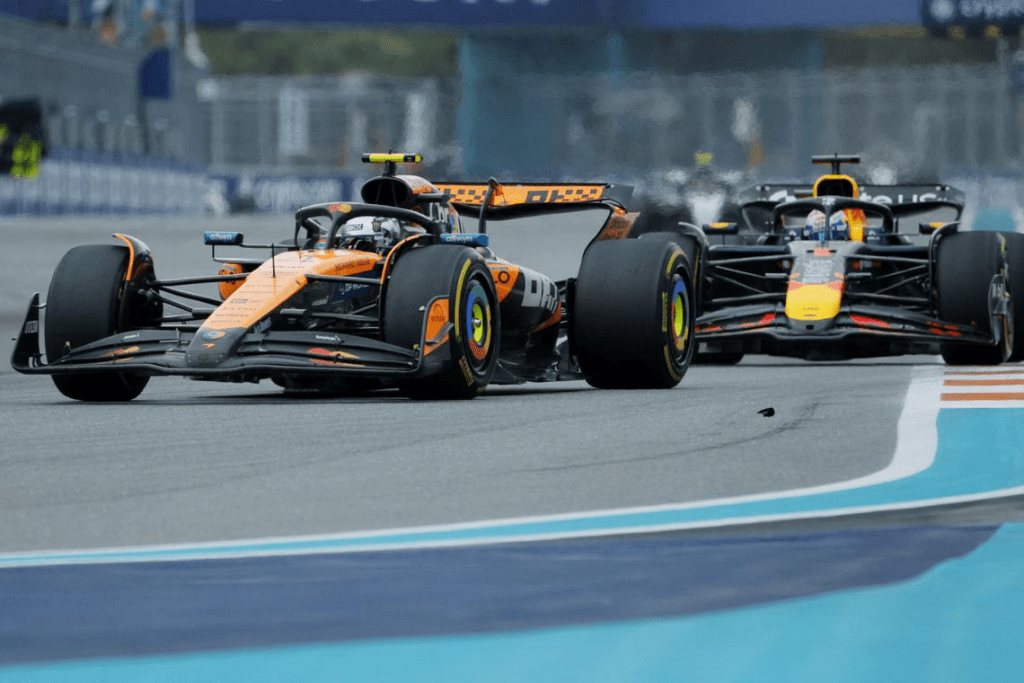 Il Gran Premio di Miami ha consegnato alla McLaren una giornata da incorniciare, ma non senza scintille in pista. Protagonisti di un acceso duello, Lando Norris e Max Verstappen hanno regalato spettacolo e polemiche. Al termine della corsa, Norris non ha usato mezzi termini per giudicare l’atteggiamento in pista del campione olandese: "Ha rovinato la sua gara da solo. Non stava correndo in modo molto intelligente."