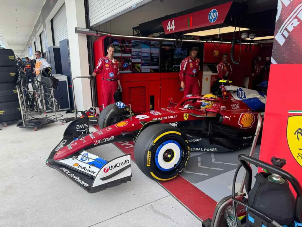 Dopo le polemiche scaturite dai team radio trasmessi durante il Gran Premio, Fred Vasseur ha deciso di parlare direttamente con Lewis Hamilton prima di incontrare i media.