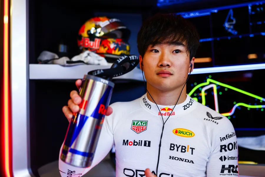 Yuki Tsunoda si prepara ad affrontare il Gran Premio di Miami, che segnerà la sua quarta apparizione al volante della Red Bull RB21 dopo il sorprendente scambio con Liam Lawson.