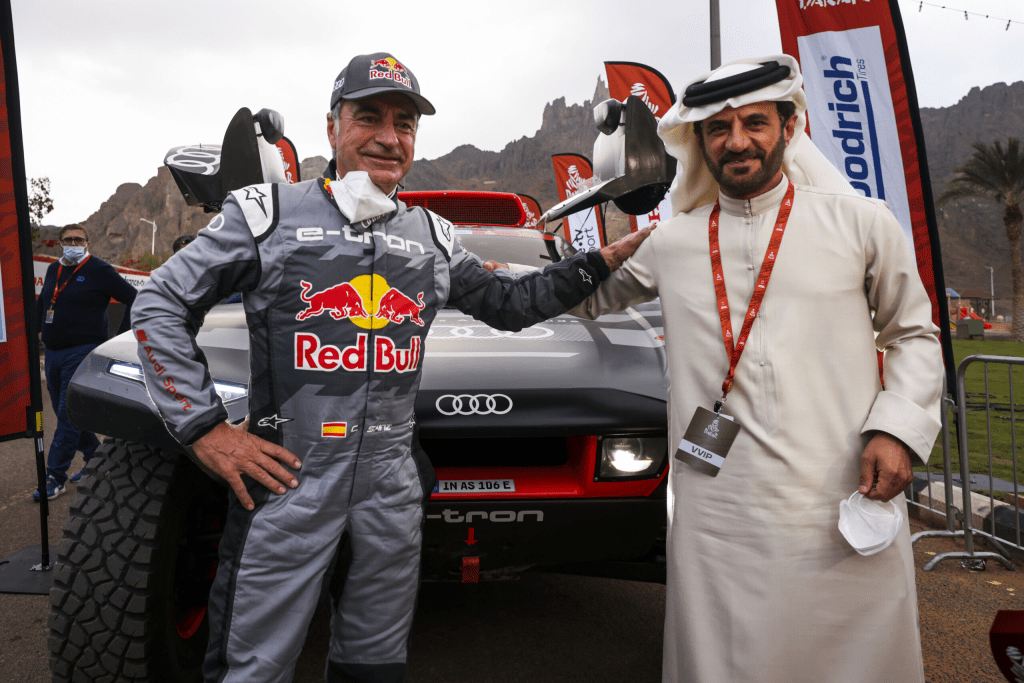 Carlos Sainz Sr., leggenda del rally e vincitore della Dakar, sta seriamente valutando la possibilità di candidarsi alla presidenza della FIA. 
