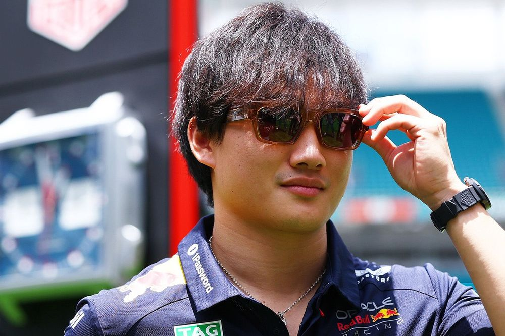 Yuki Tsunoda si trova in una posizione paradossale in questo 2025: è impossibile dire con certezza se stia facendo bene o male, se sia davvero veloce o semplicemente il meno lento tra i non-élite. 