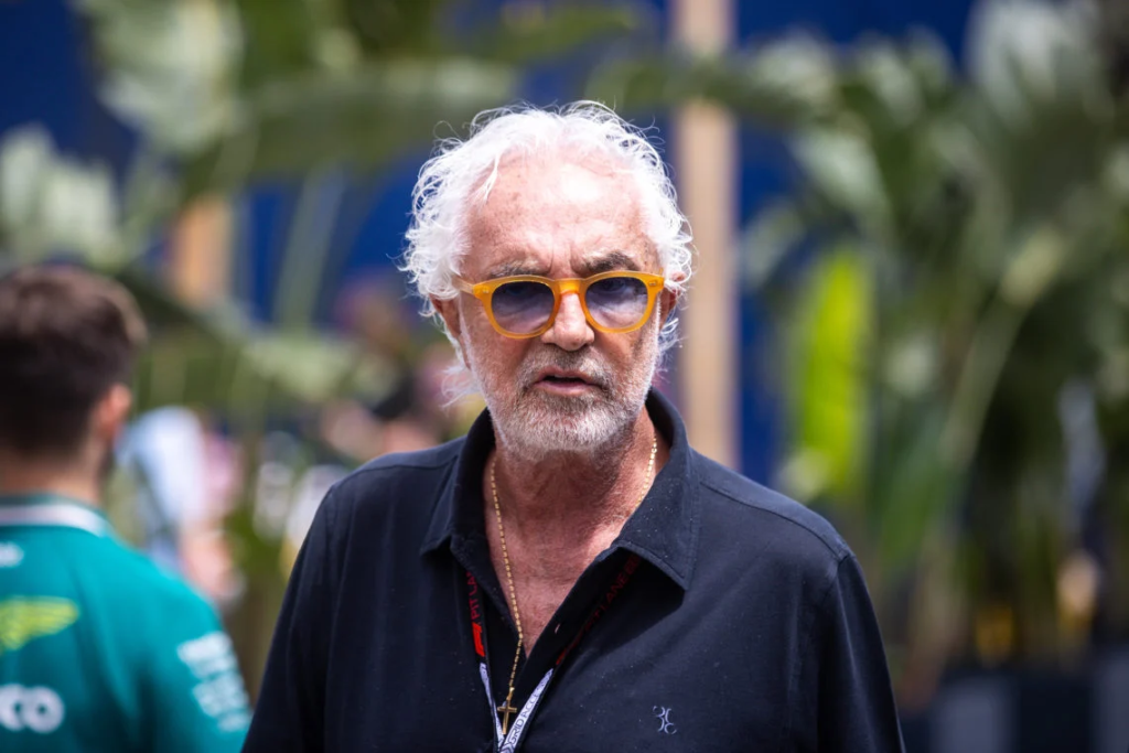 Il mercato piloti di Formula 1 si arricchisce di un nuovo e inaspettato capitolo: Sergio Perez è tornato a farsi sentire. Dopo l'uscita di scena dalla griglia a fine 2024, il messicano è in trattativa con Alpine per un potenziale ritorno in pista già nella prossima stagione.