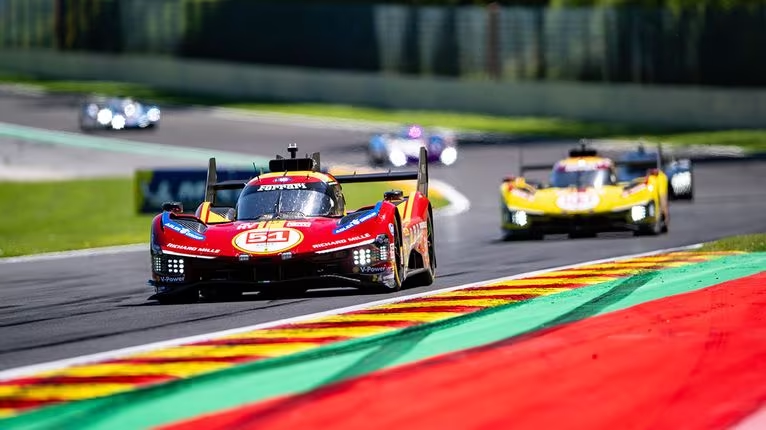 La Ferrari lascia Spa-Francorchamps con un weekend da incorniciare nel FIA WEC: doppietta nella classe regina Hypercar con le 499P e vittoria nella categoria LMGT3 grazie alla 296 GT3. Un risultato straordinario che conferma la competitività della Scuderia di Maranello nell’endurance mondiale.
