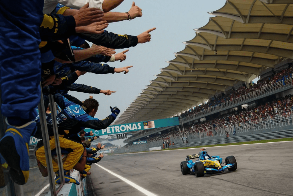 Mentre ci avviciniamo sempre di più al Gran Premio di Imola di questa stagione, riviviamo insieme l'edizione del 2005, che ha visto protagonisti Alonso e Schumacher in un duello rimasto negli annali della Formula Uno.