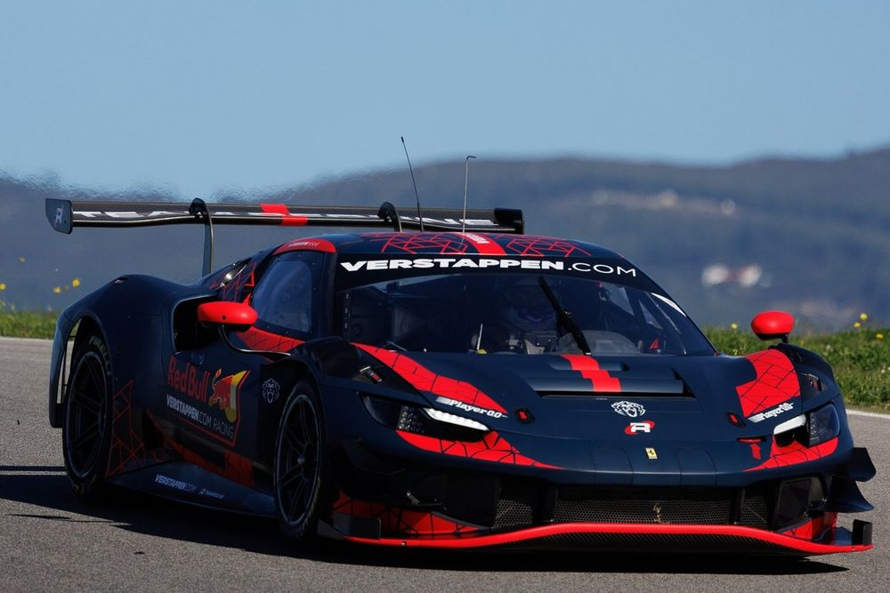 Max Verstappen ha recentemente destato curiosità tra gli appassionati del motorsport dopo aver preso parte a una giornata di test al Nürburgring Nordschleife… sotto falso nome. 