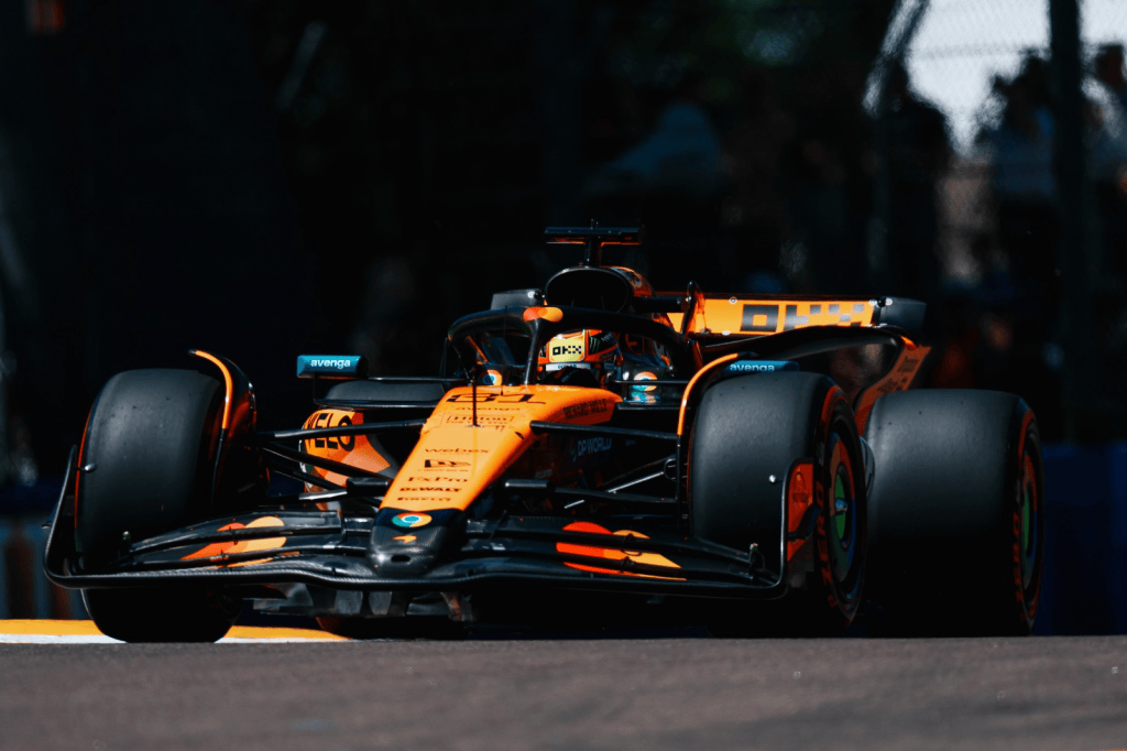 La prima sessione di prove libere, FP1, sul circuito di Imola va in archivio. McLaren vola sia sulla qualifica che sul passo gara. Williams in grande spolvero con Sainz, Mercedes vicina. Ferrari anonima per ora, Verstappen in difficoltà con il bilanciamento.
