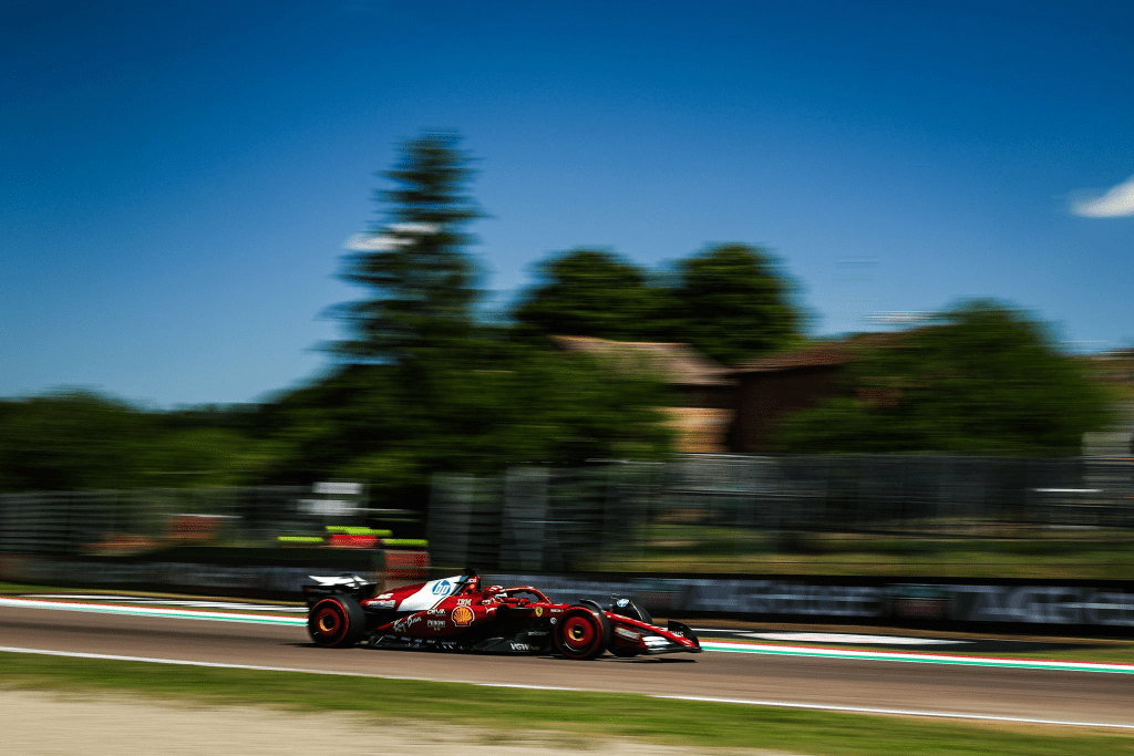 Nonostante qualche linea di febbre residua, Charles Leclerc è tornato al volante della sua Ferrari nel venerdì di prove libere a Imola, dopo aver saltato il media day per via di sintomi influenzali.