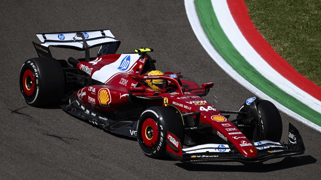 Lewis Hamilton lascia Imola con molta fiducia nel potenziale della Ferrari dopo un quarto posto inaspettato. Il sette volte campione del mondo ha dichiarato di aver provato, grazie ai Tifosi, una sensazione unica nella sua prima gara in Italia con la Rossa.
