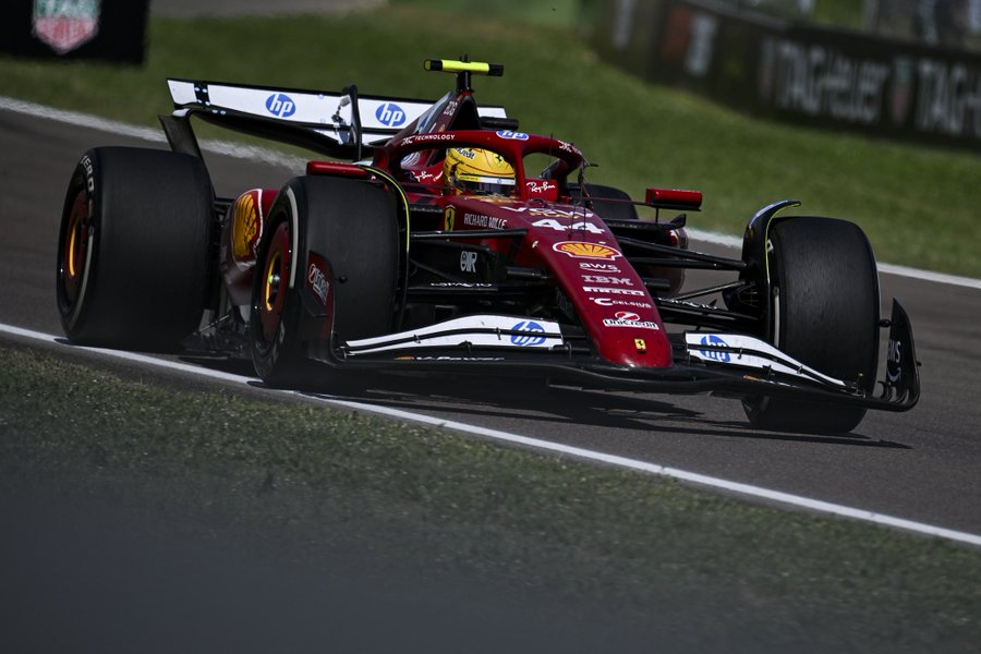 Lewis Hamilton lascia Imola con molta fiducia nel potenziale della Ferrari dopo un quarto posto inaspettato. Il sette volte campione del mondo ha dichiarato di aver provato, grazie ai Tifosi, una sensazione unica nella sua prima gara in Italia con la Rossa.