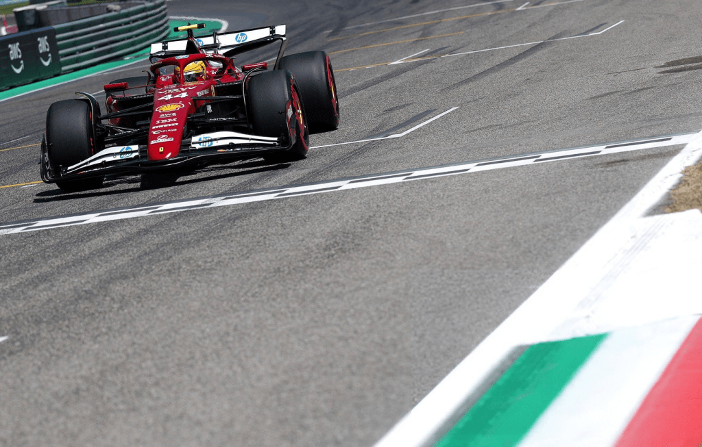 Lewis Hamilton lascia Imola con molta fiducia nel potenziale della Ferrari dopo un quarto posto inaspettato. Il sette volte campione del mondo ha dichiarato di aver provato, grazie ai Tifosi, una sensazione unica nella sua prima gara in Italia con la Rossa.
