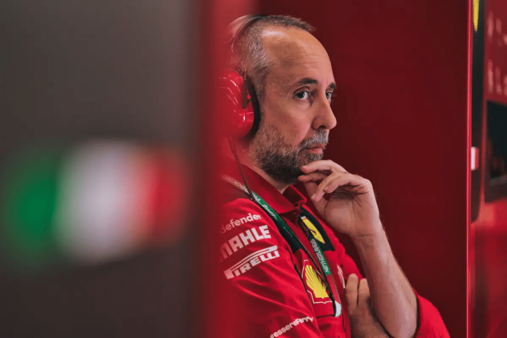 "Il 90% del progetto", ma mancano i risultati: tra Cardile, Vasseur e una SF-25 in difficoltà, la Ferrari trova un colpevole ma non la sua vera identità.