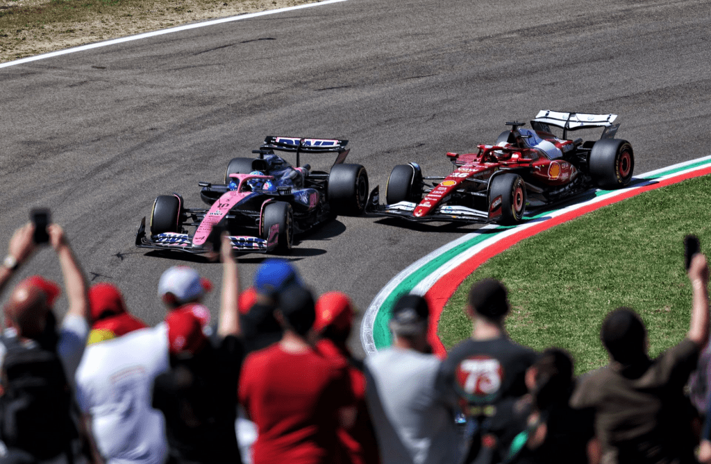 Charles Leclerc si avvicina al Gran Premio di Monaco, la sua gara di casa, con grande realismo e un pizzico di frustrazione. Il pilota della Ferrari, reduce da un weekend difficile a Imola, non si nasconde quando si tratta di valutare le chance della Rossa tra le stradine del Principato.