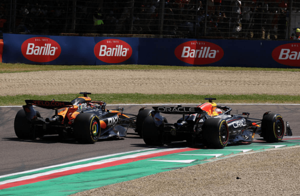 Il weekend di Imola non è andato come sperato per i piloti Mercedes. La monoposto non è riuscita a esprimere il suo potenziale, lasciando George Russell e Kimi Antonelli fuori dalla lotta per le posizioni di vertice. Ma il britannico guarda già avanti, con l’entusiasmo di chi sa che in Formula 1 ogni gara rappresenta una nuova opportunità.